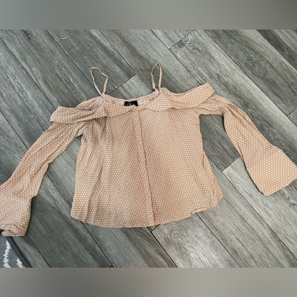 Lulu’s off the Shoulder Beige w White polka Dot long sleeve button up Blouse M
